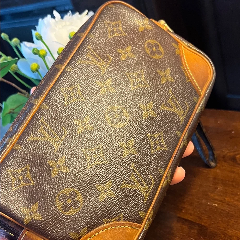 SOLD!!! Authentic Vintage Louis Vuitton Brown and Tan Monogram Clutch/Bag - Picture 3 of 17